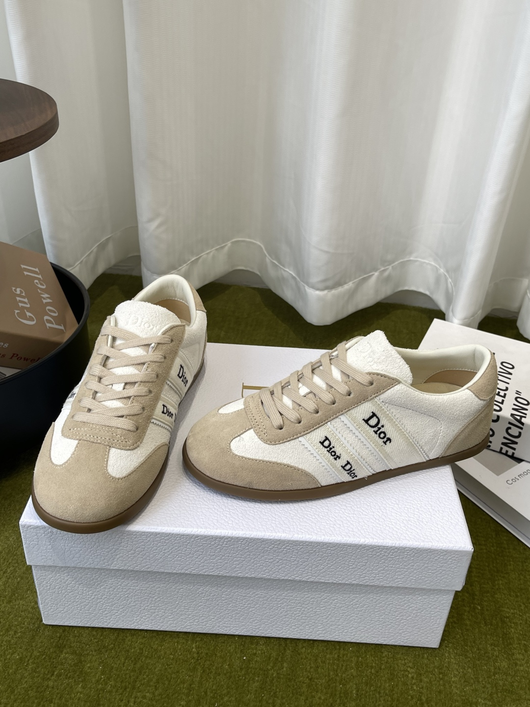 디올(DIOR) 리본 레터링 스웨이드 독일군 스니커즈 신발