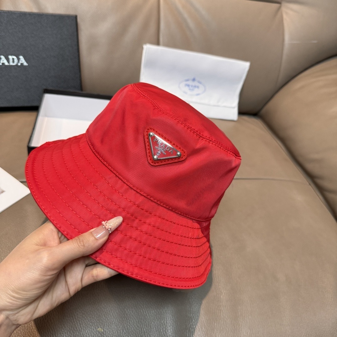 프라다(PRADA) 삼각 로고 옥스포드 버킷햇 모자