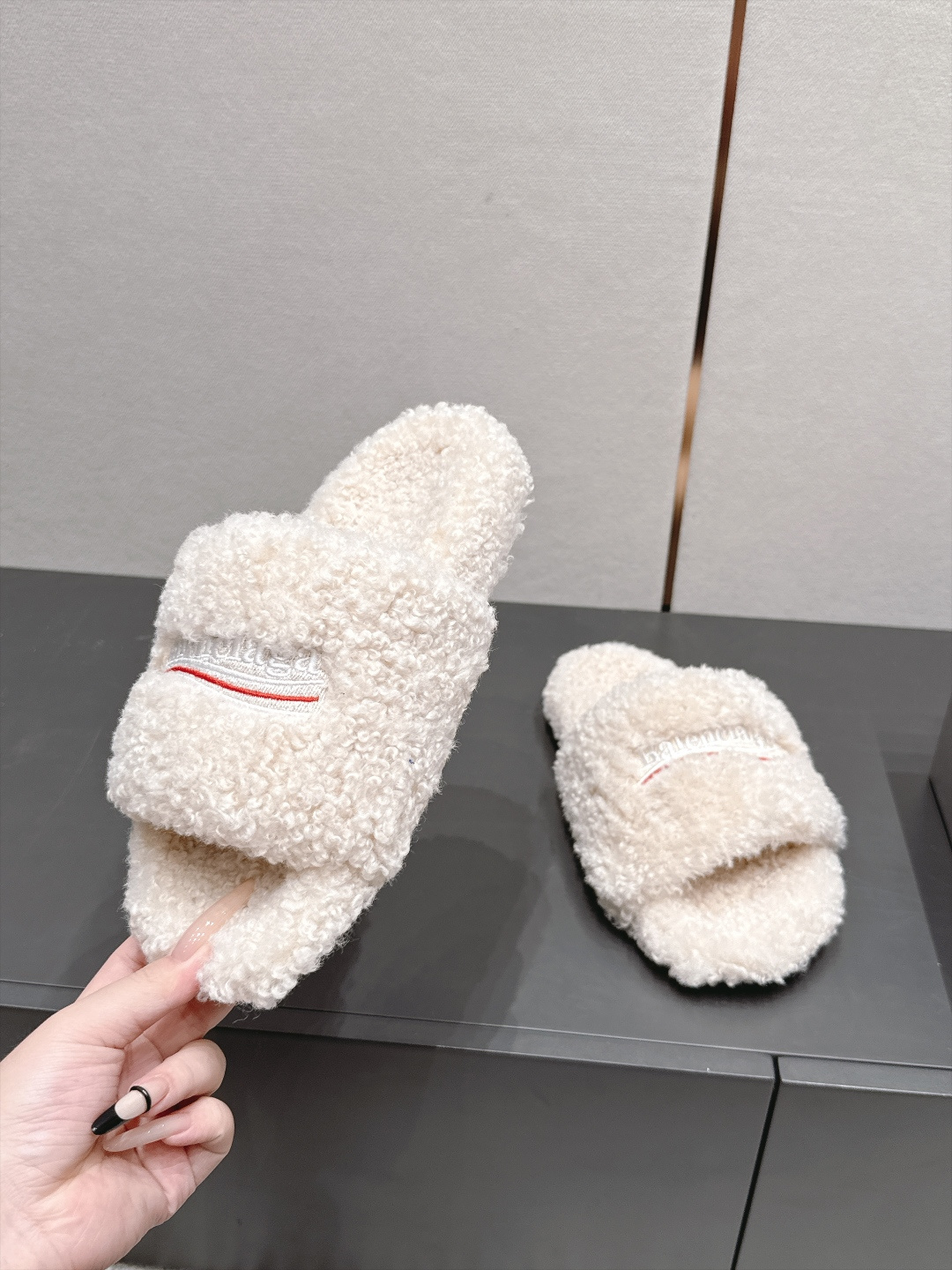 발렌시아가(BALENCIAGA) 퍼 플랫폼 슬리퍼 신발