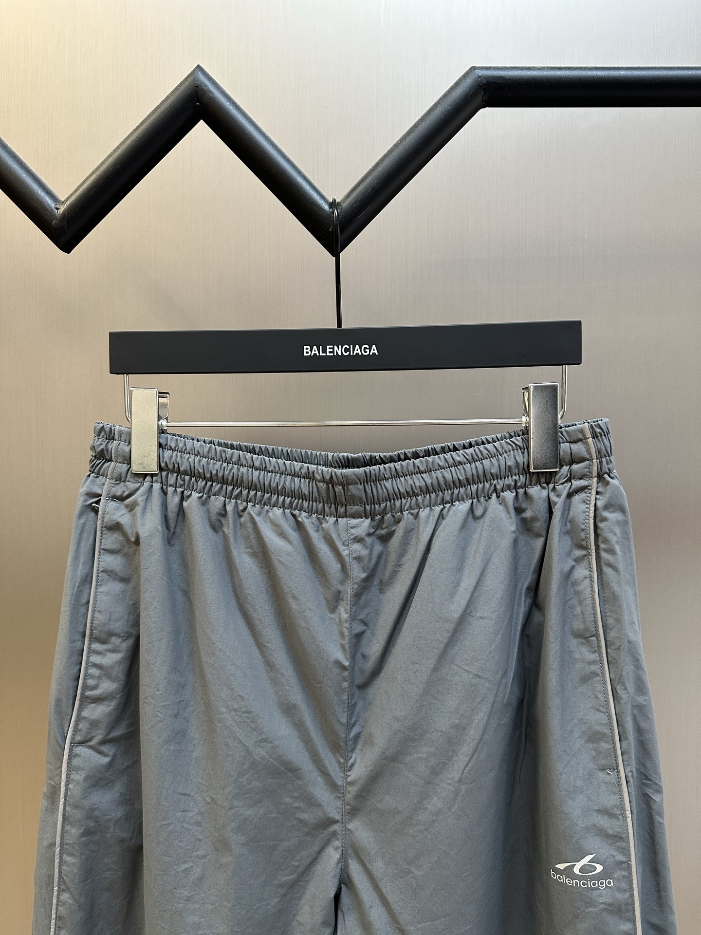발렌시아가(BALENCIAGA) 리플렉티브 파이핑 나일론 트랙 팬츠 하의 의류