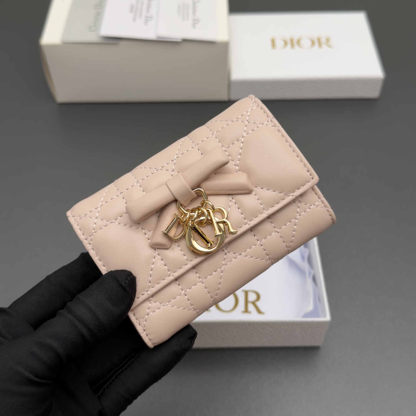 [Dior] 디올 Lady Freesia 레이디 프리지아 까나쥬 램스킨 지퍼 미니 지갑 / S2607