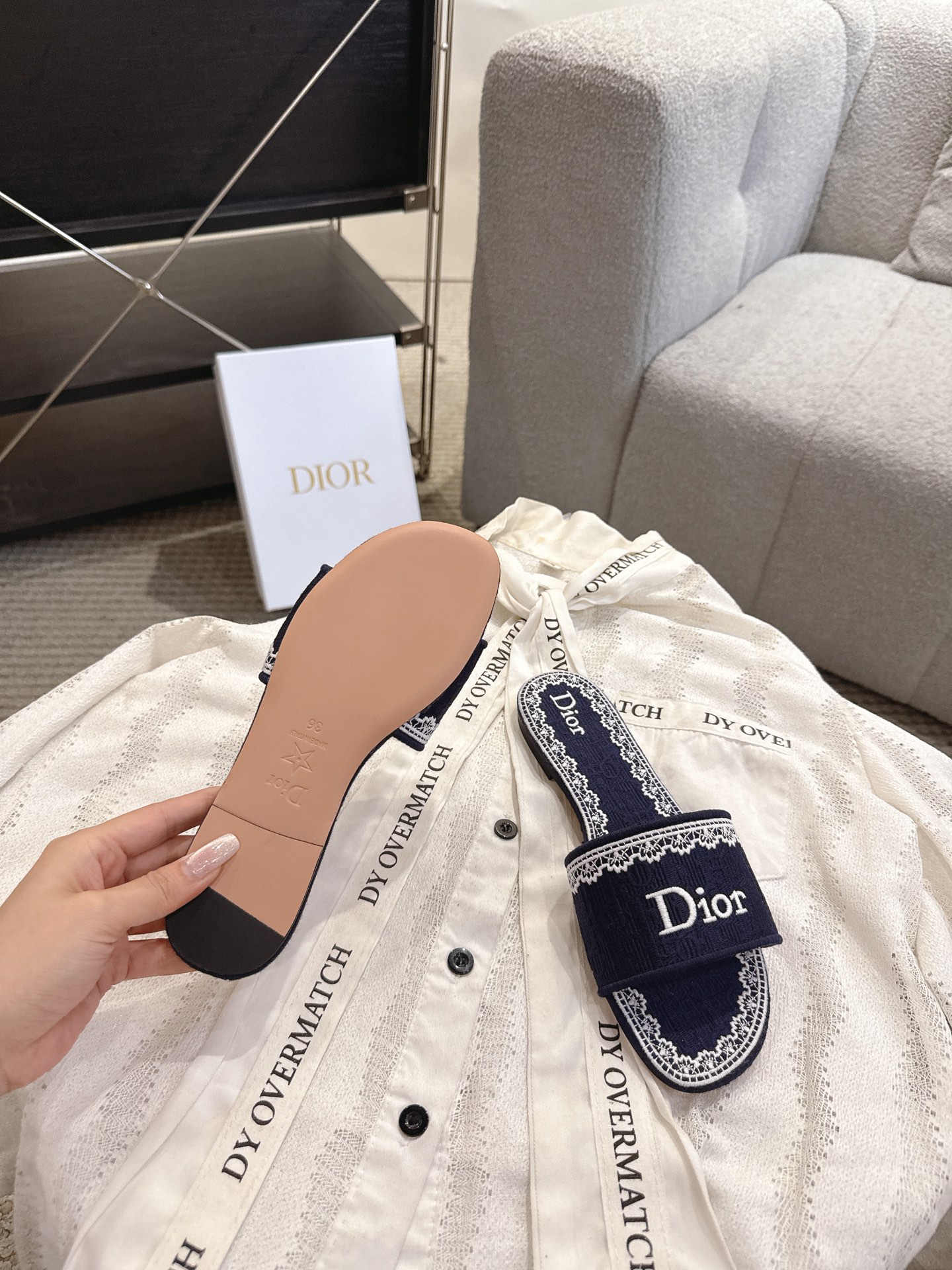 디올(DIOR) 플라워 자수 로고 슬라이드 슬리퍼