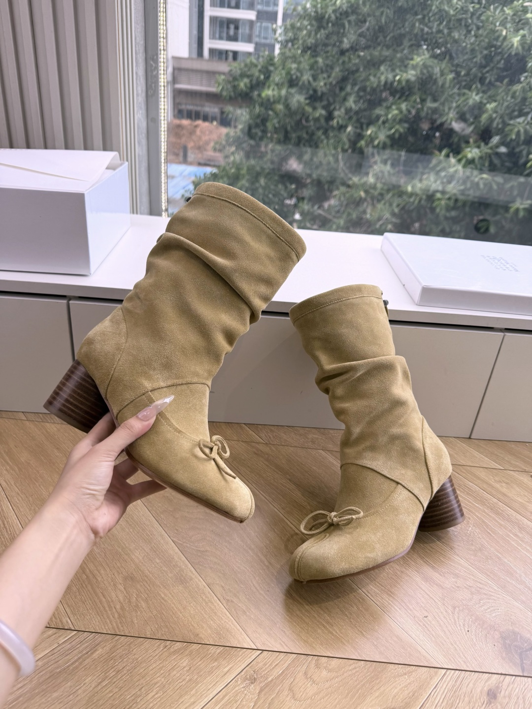 메종 마르지엘라(Maison Margiela) 타비 스웨이드 미들 부츠 신발