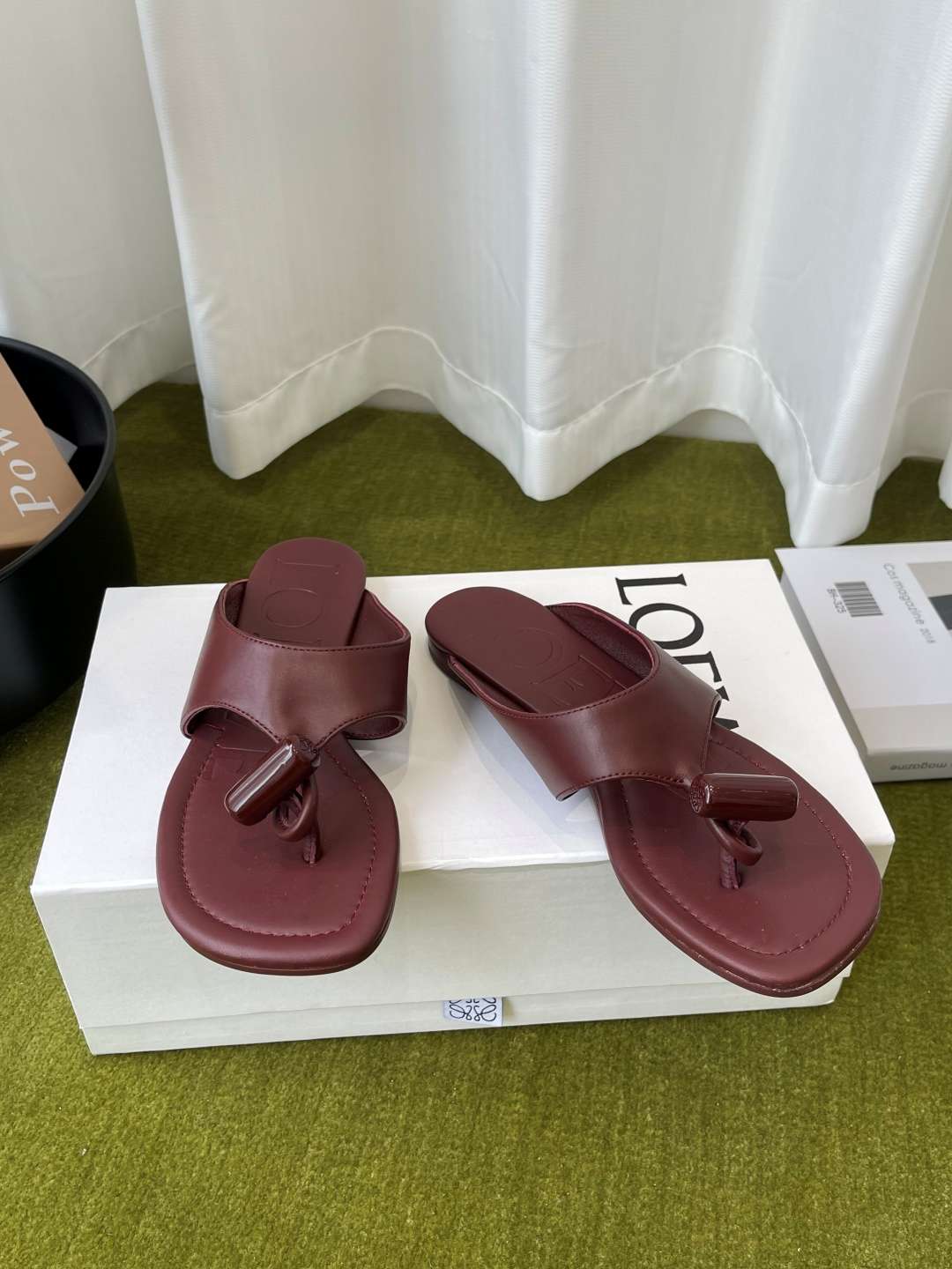 로에베(LOEWE) 토글 장식 토포스트 쪼리 스리퍼 신발