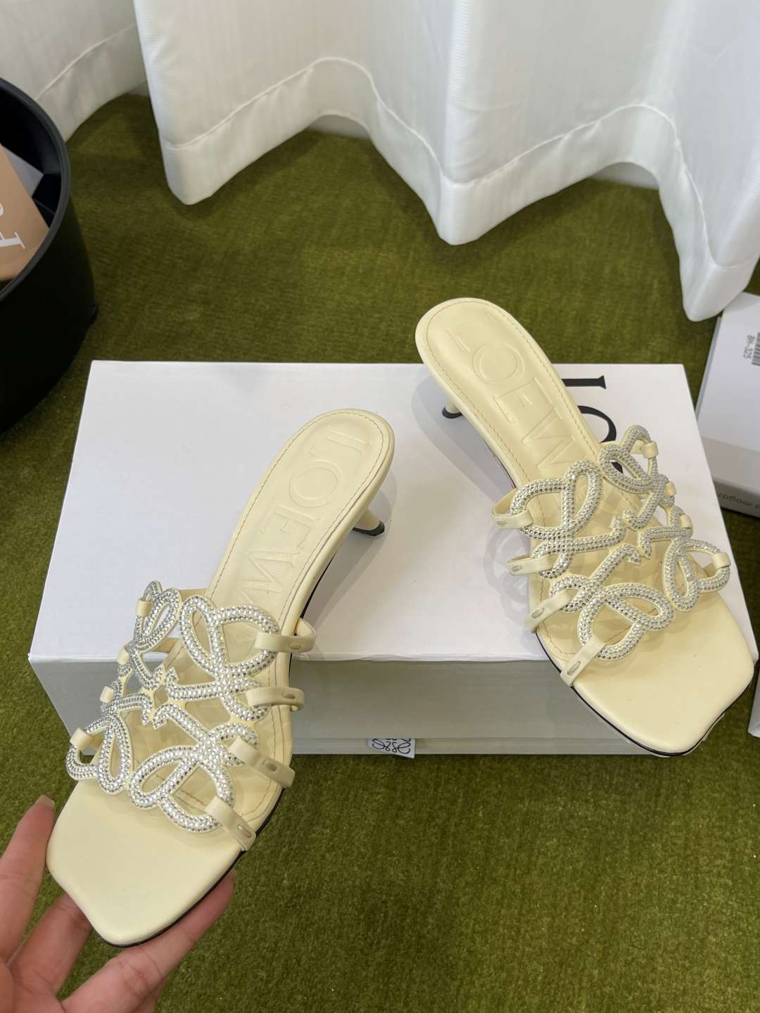 로에베(LOEWE) 아나그램 라인스톤 미들 힐 신발