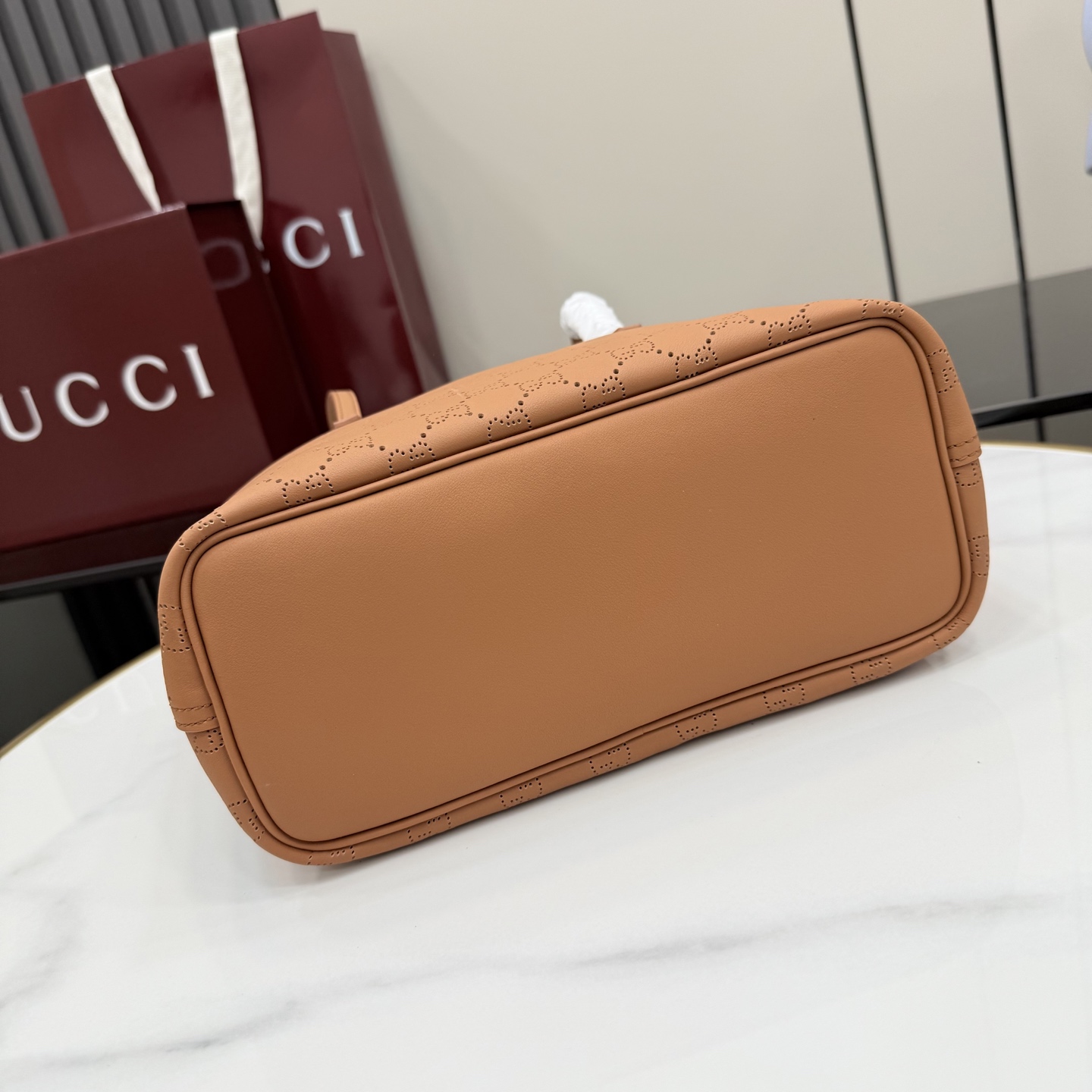 Gucci 구찌 제너레이션 구찌(Generation Gucci) 퍼포레이티드 GG 토트백 가방