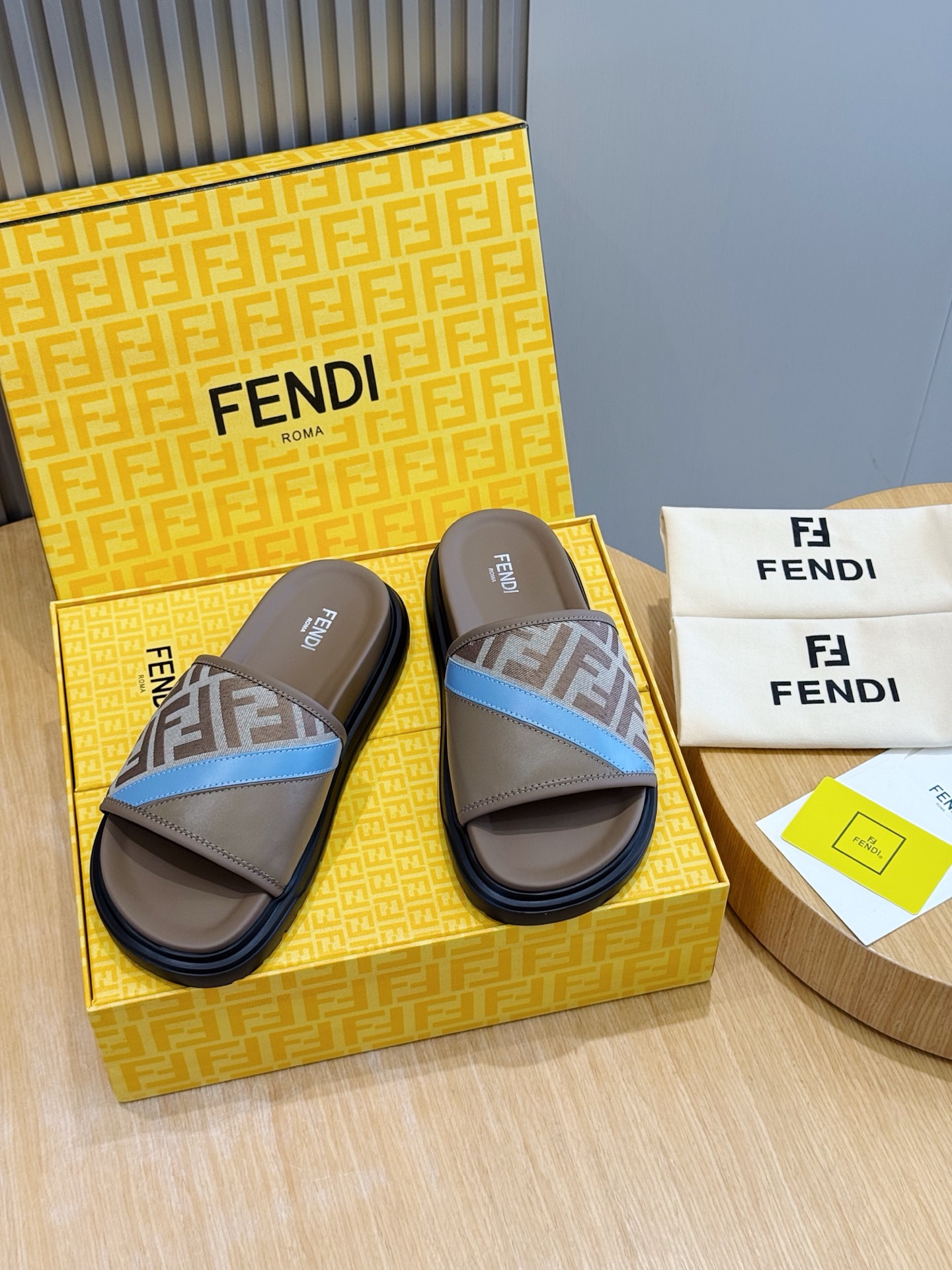 [Fendi] 펜디 맨즈 컬러블록 FF 로고 러버 슬라이드 슬리퍼 신발