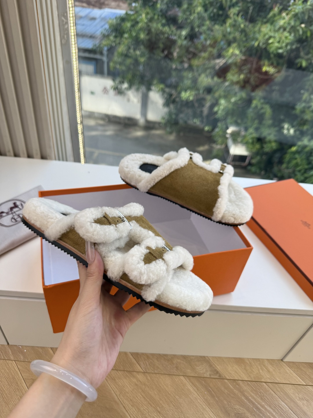 에르메스(HERMES) 시어링 퍼 뮬 슬리퍼 신발