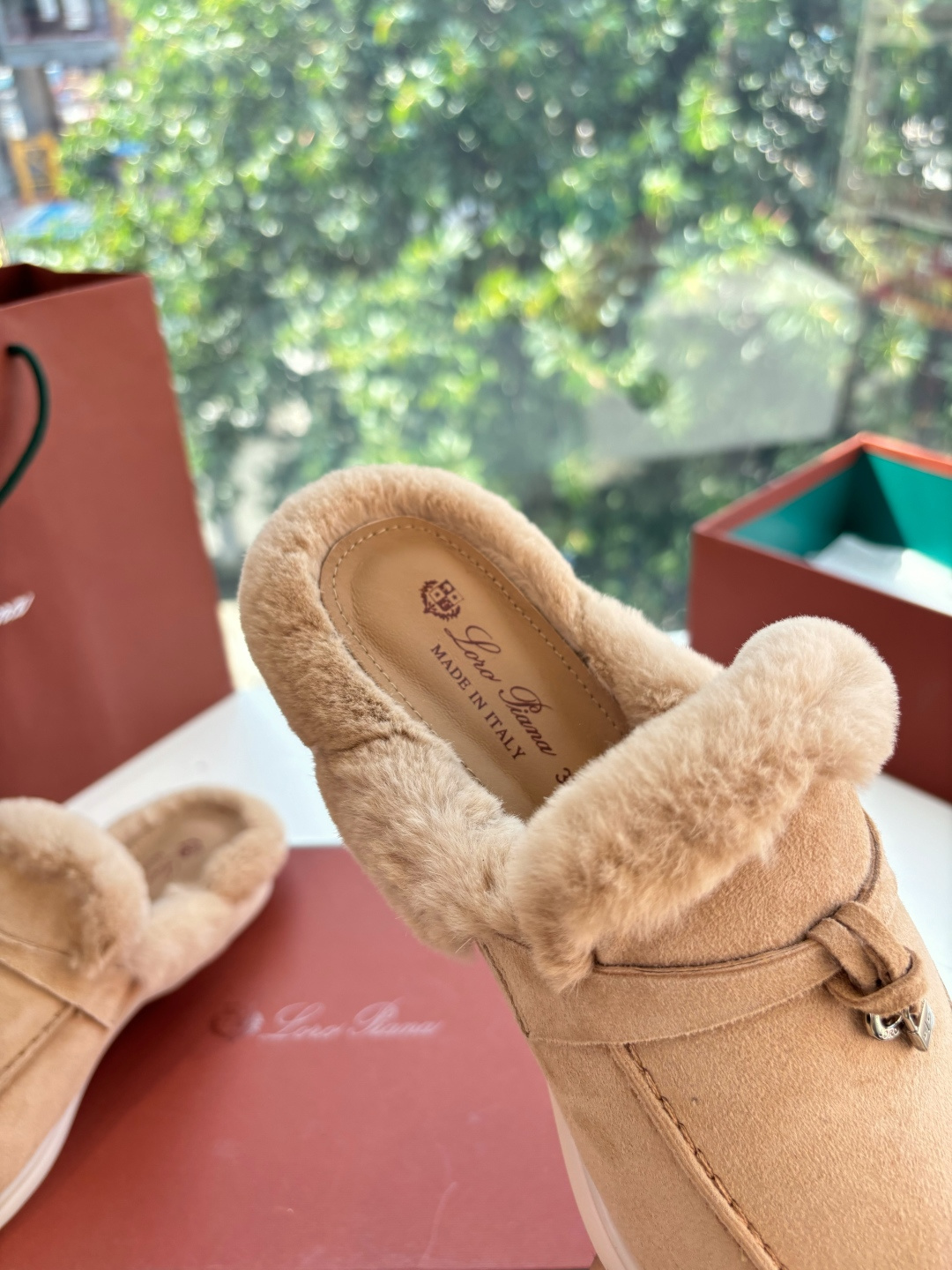 로로피아나(Loro Piana) 커플 퍼 트리밍 스웨이드 뮬 슬리퍼 신발