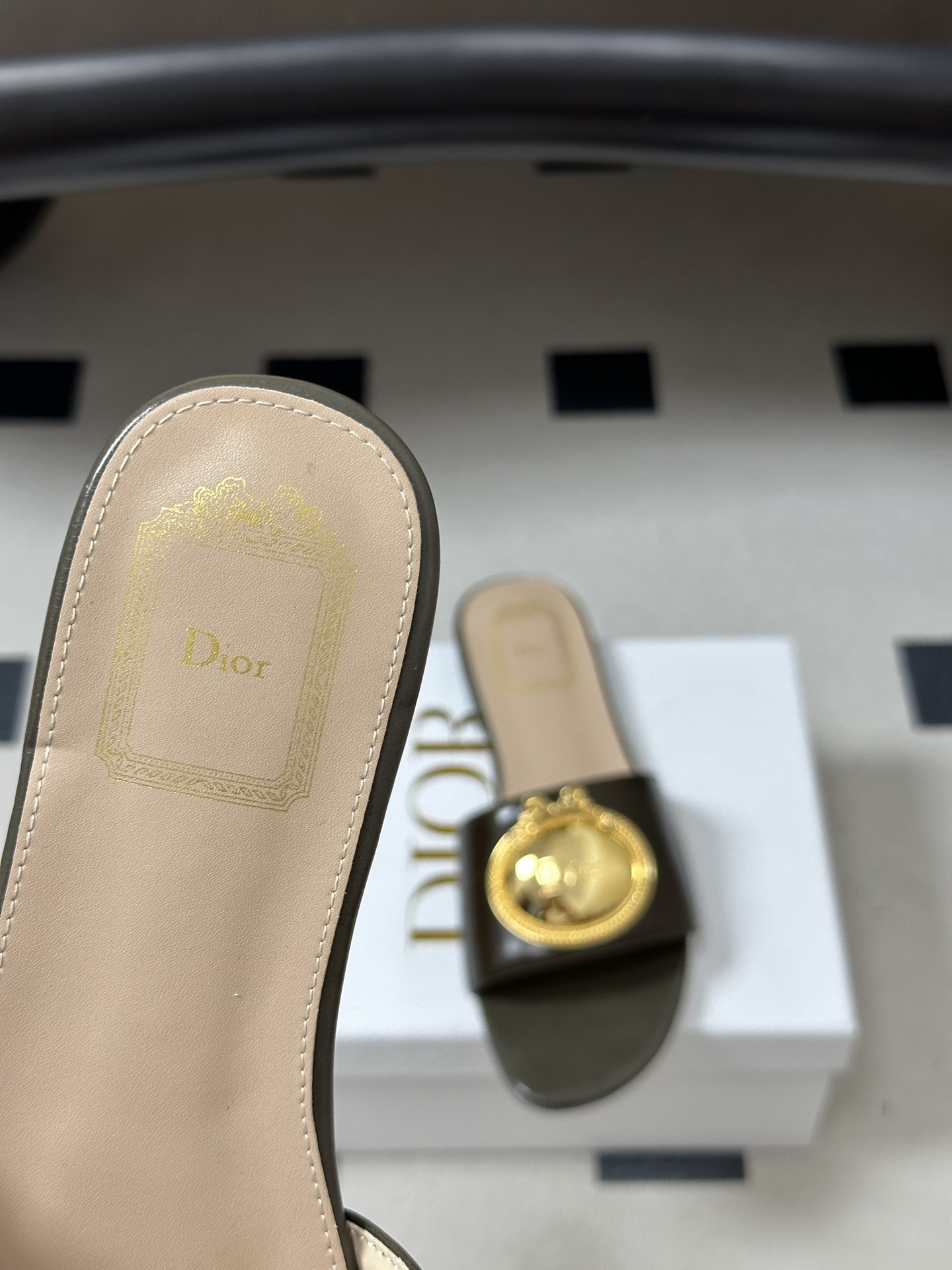 디올(DIOR) 메탈 버클 슬라이드 슬리퍼 신발