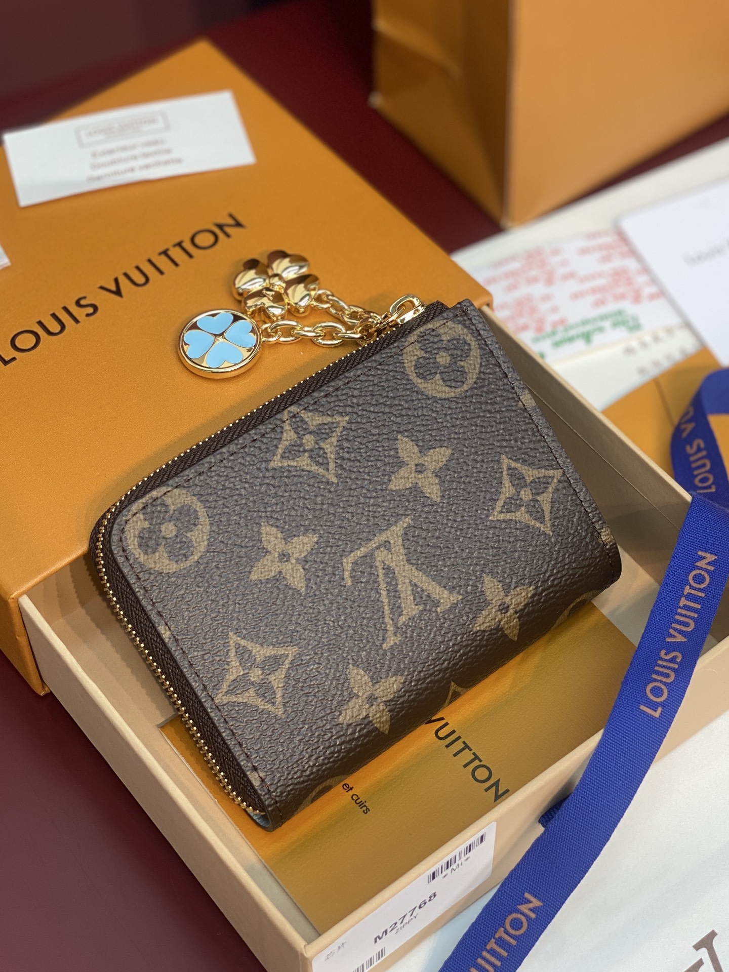 [Louis Vuitton] LV 루이비통 모노그램 노아 지퍼 코인 퍼스 (스카이 블루) 지갑