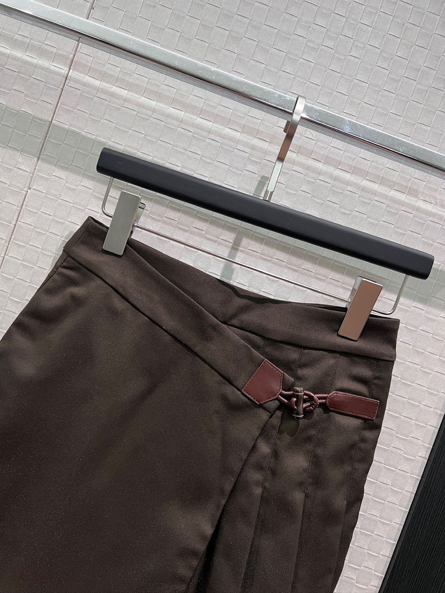 [Loewe] 로에베 26SS 비대칭 레더 버클 플리츠 스커트 치마 의류