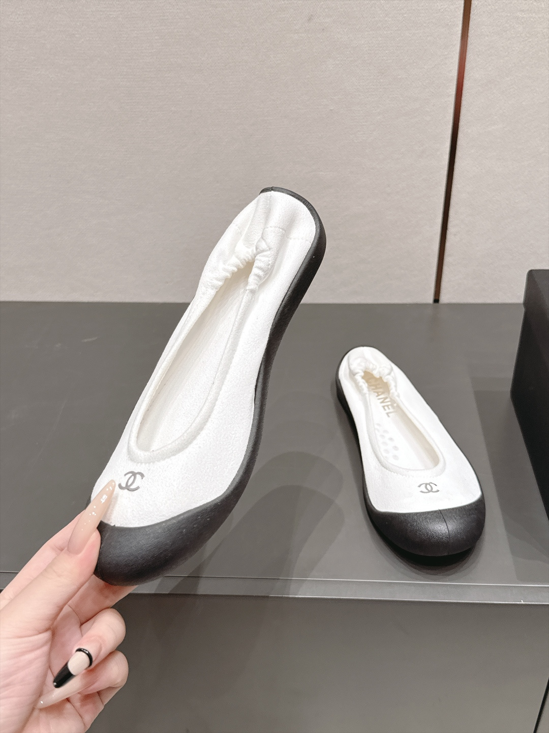 샤넬(CHANEL) 스웨이드 밴딩 힐 플랫 신발