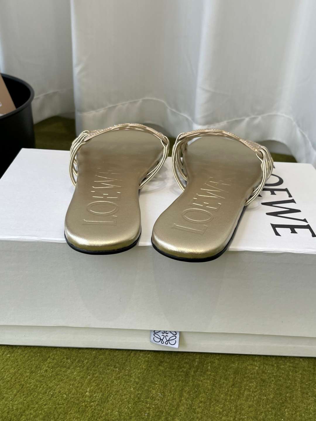 로에베(LOEWE) 라인스톤 스퀘어토 플랫 슬리퍼 신발