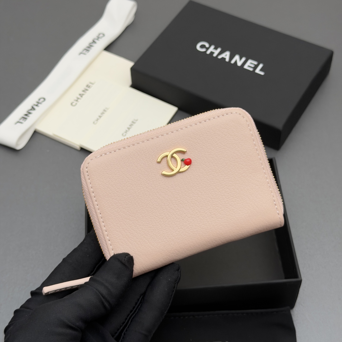 [Chanel] 샤넬 메탈 로고 지퍼 카드 지갑