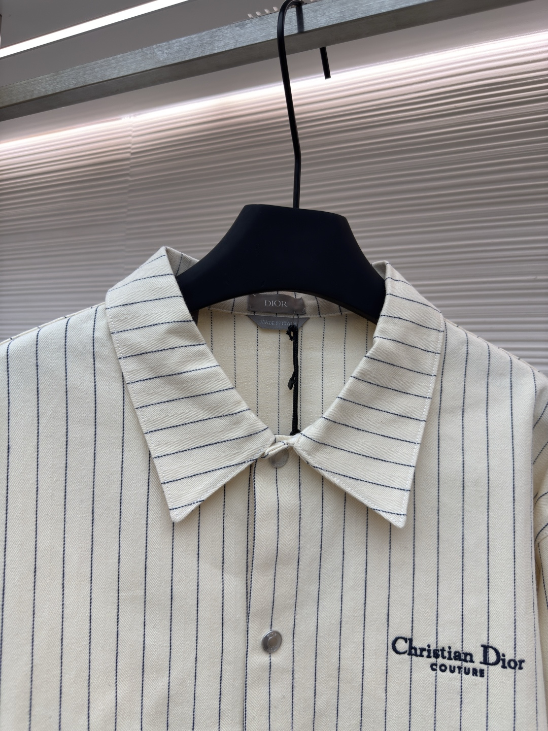 디올(DIOR) 헤링본 스트라이프 로고 자수 셔츠 상의 의류