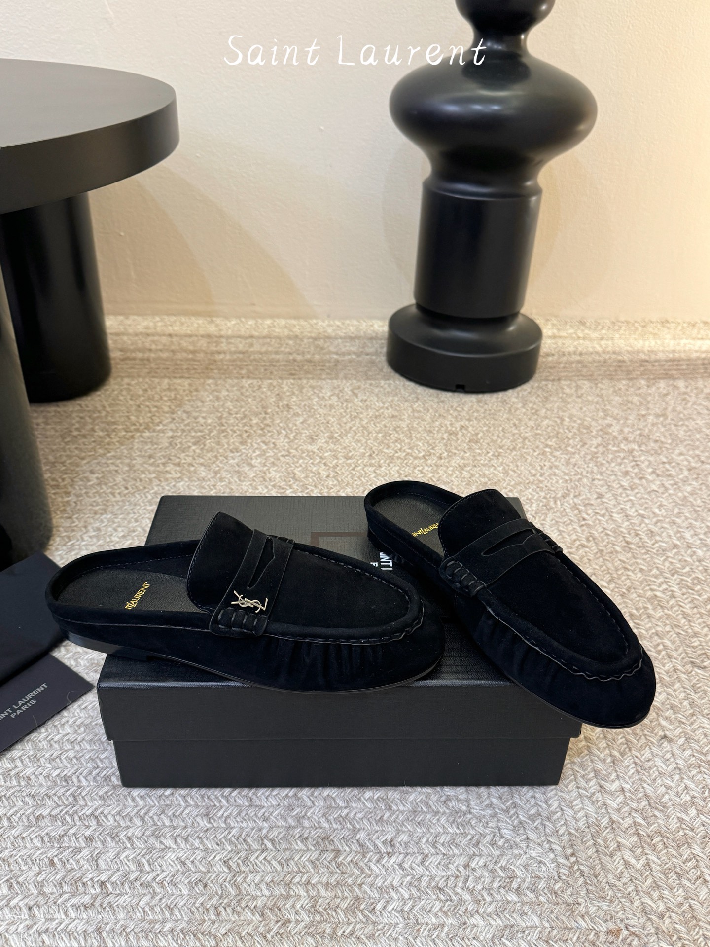 생로랑(SAINT LAURENT) 스웨이드 페니 백리스 로퍼 신발