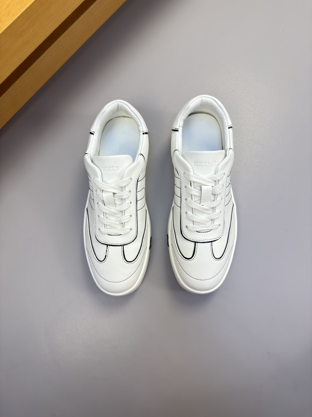 [Hermes] 에르메스 나파 스티치드 'H' 코트 스니커즈 신발