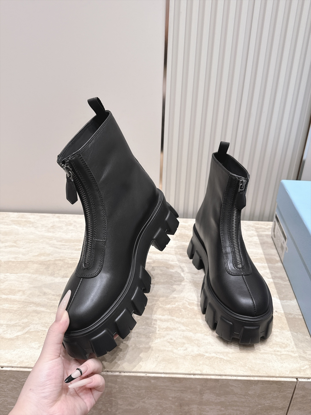 프라다(PRADA) 프론트 지퍼 플랫폼 앵클 부츠 신발