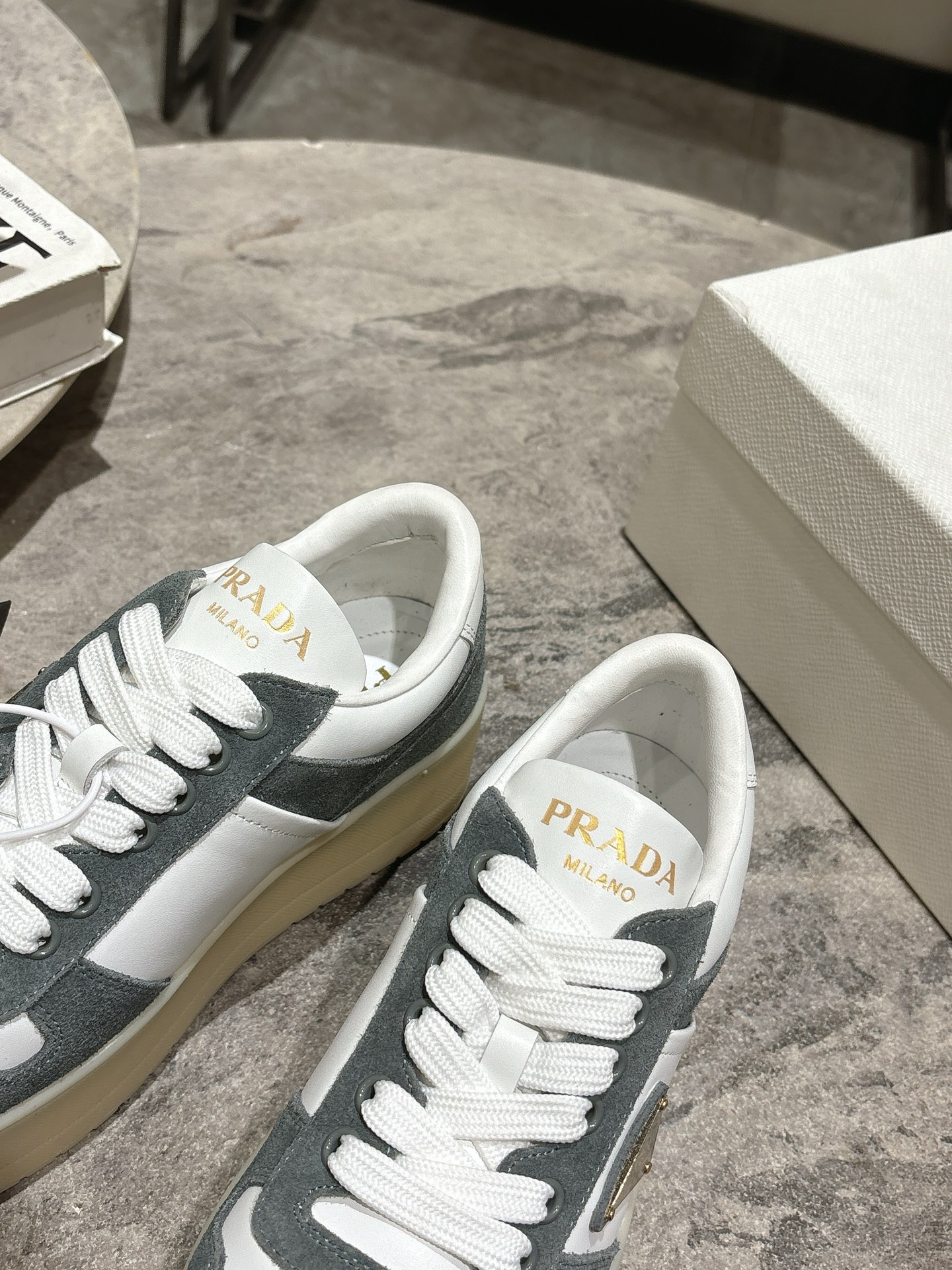 프라다(PRADA) 삼각 로고 플랫폼 스니커즈 신발