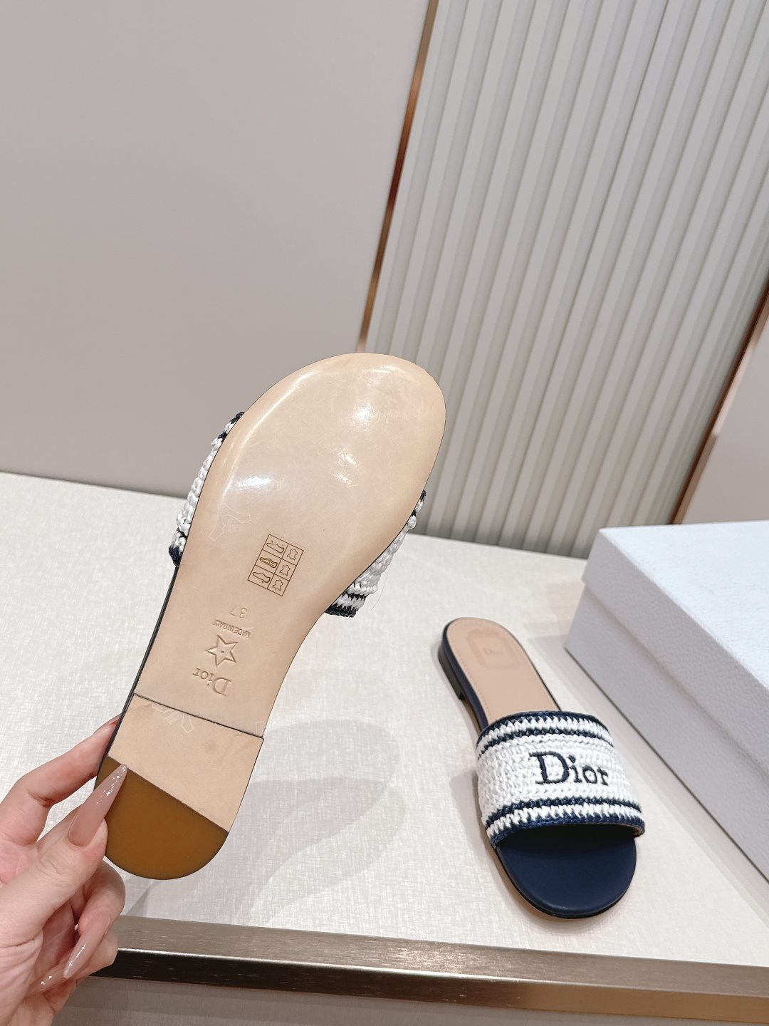 디올(DIOR) 라피아 위빙 슬라이드 샌들 신발