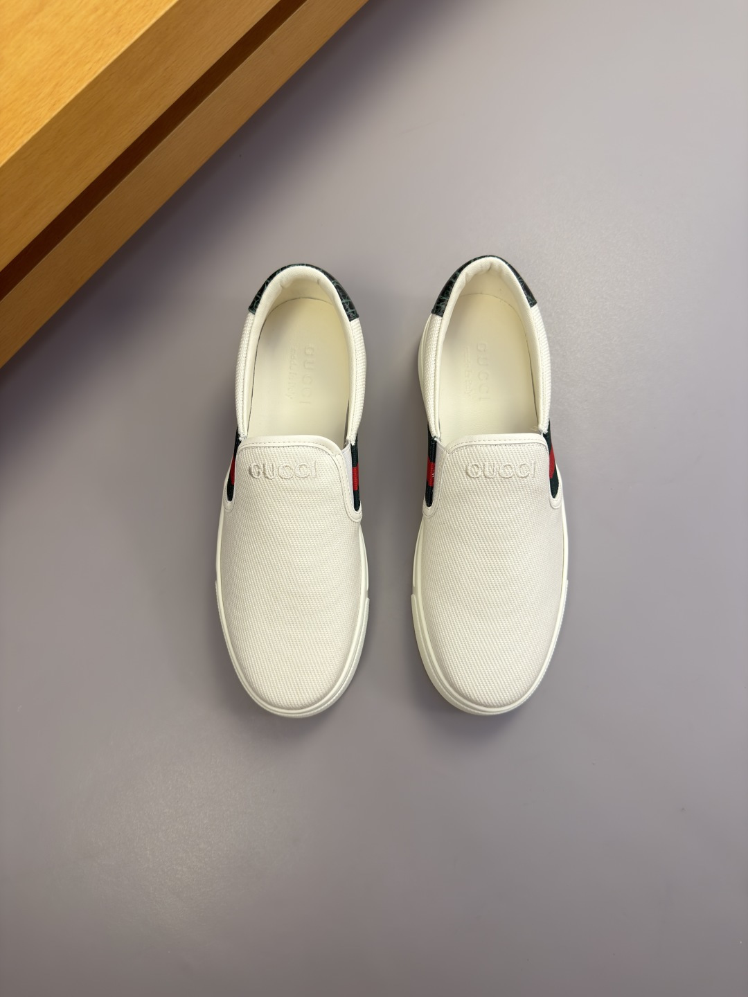 [Gucci] 구찌 스톤 엠보스 레더 믹스 스니커즈 슬립온 신발