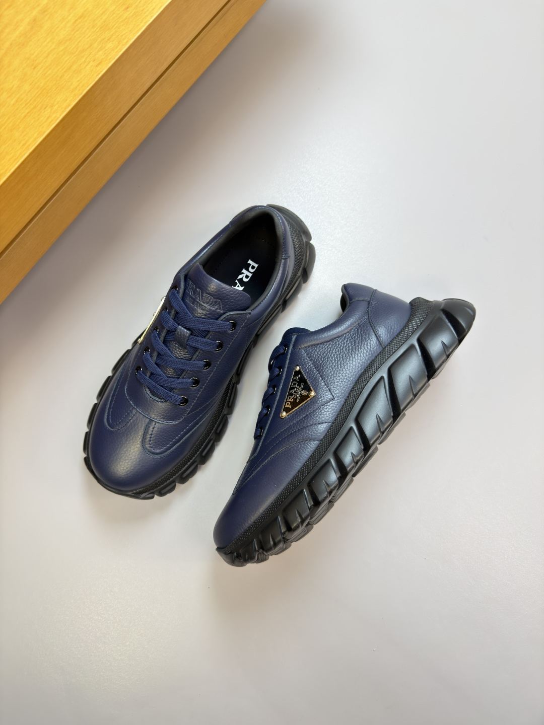 PRADA 프라다 리치 소가죽 로고 스니커즈 신발