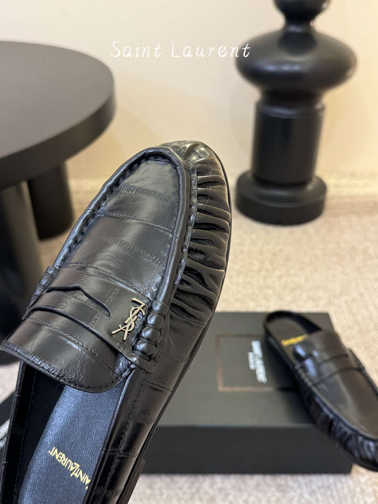 생로랑(SAINT LAURENT) 카프 레더 페니 백리스 로퍼 신발
