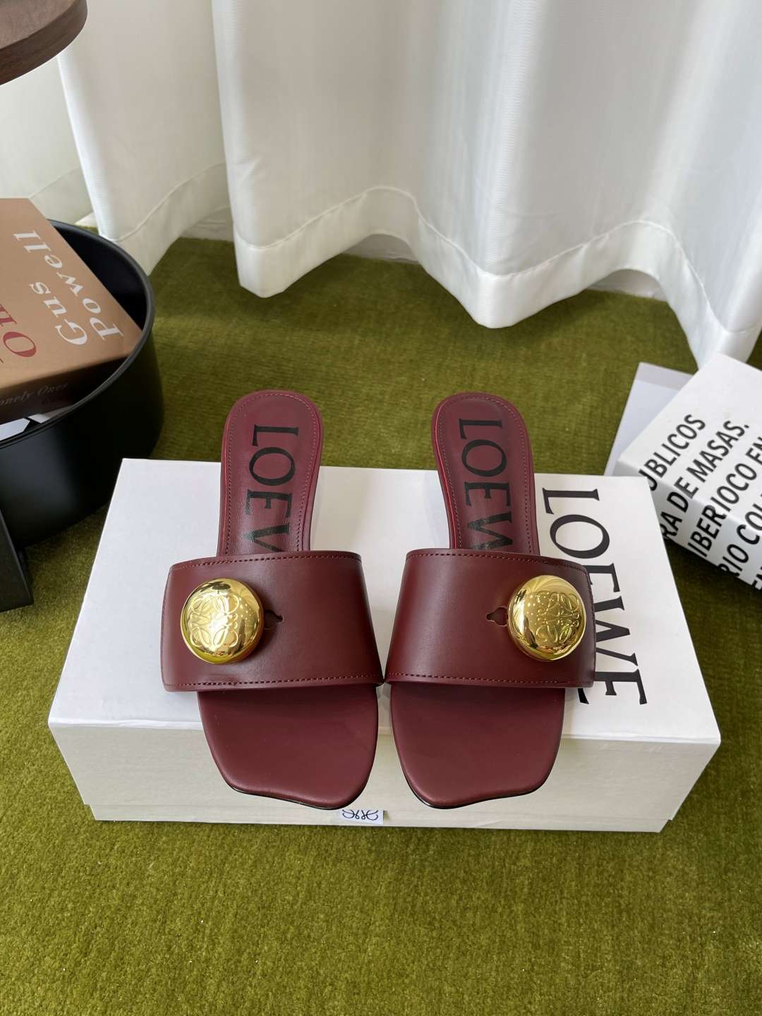 로에베(LOEWE) 메달 스퀘어토 키튼힐 뮬 샌들 신발