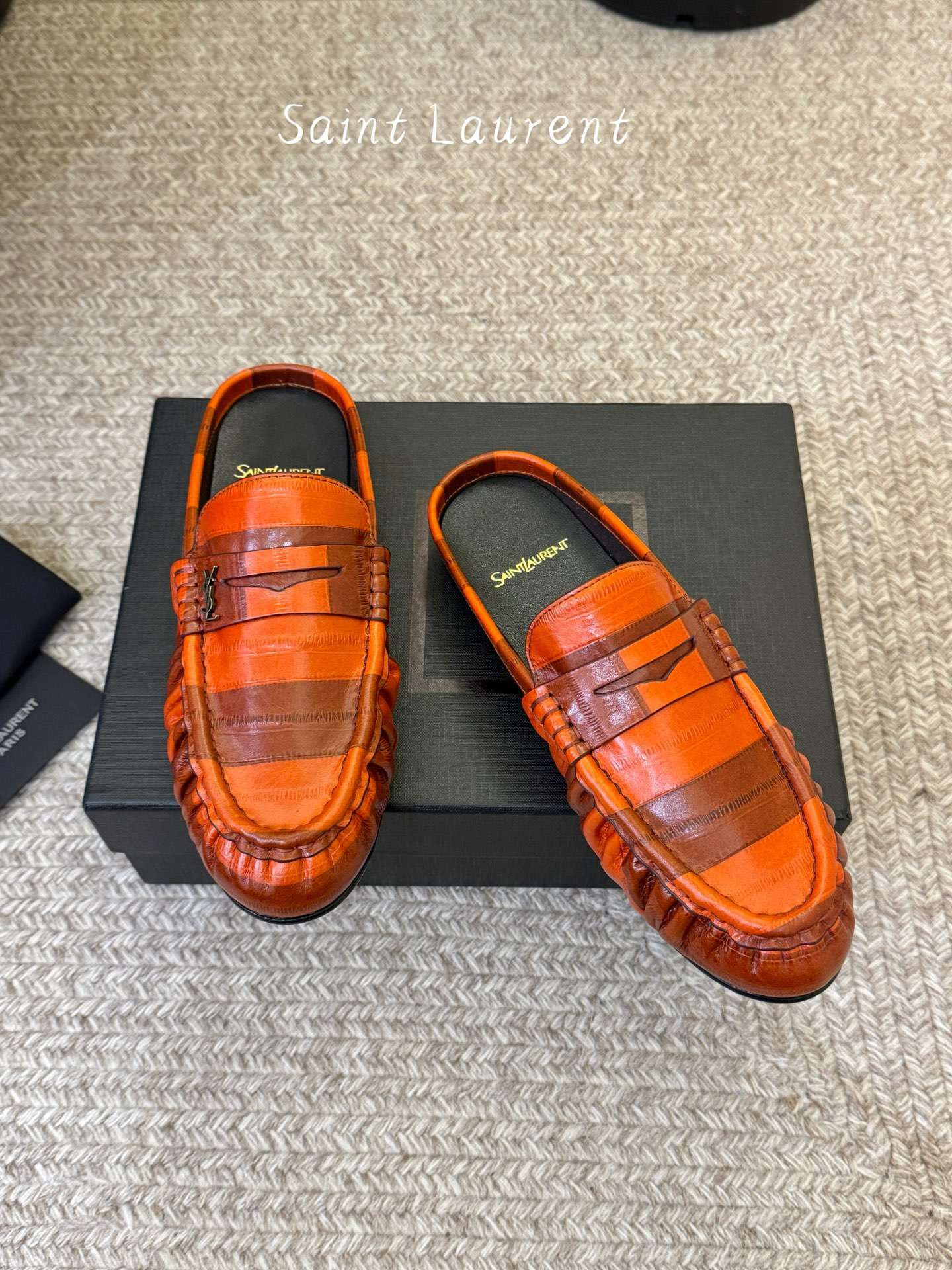 생로랑(SAINT LAURENT) 카프 레더 페니 백리스 로퍼 신발
