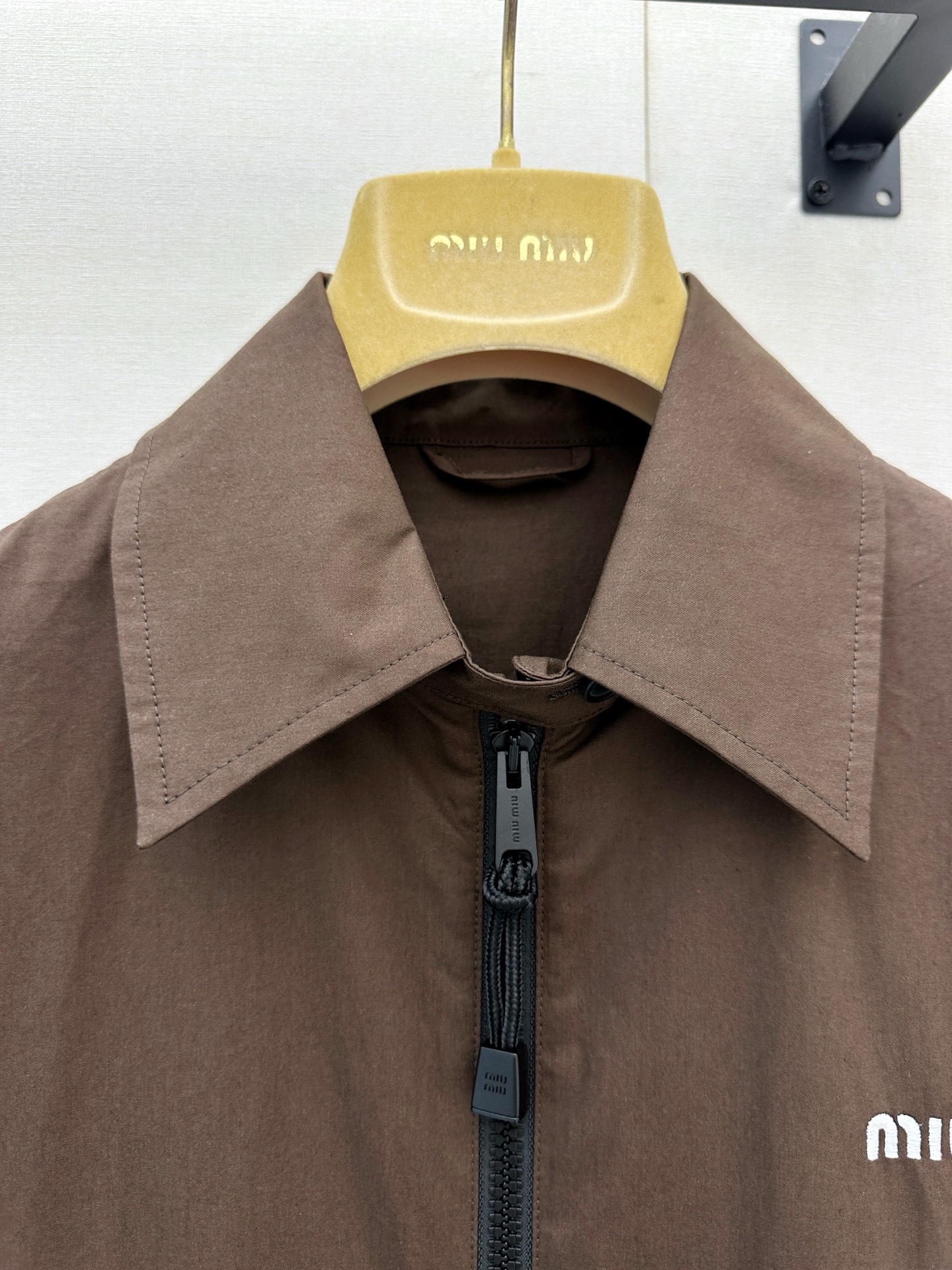 미우미우(MIU MIU) 로고 자수 집업 재킷 의류