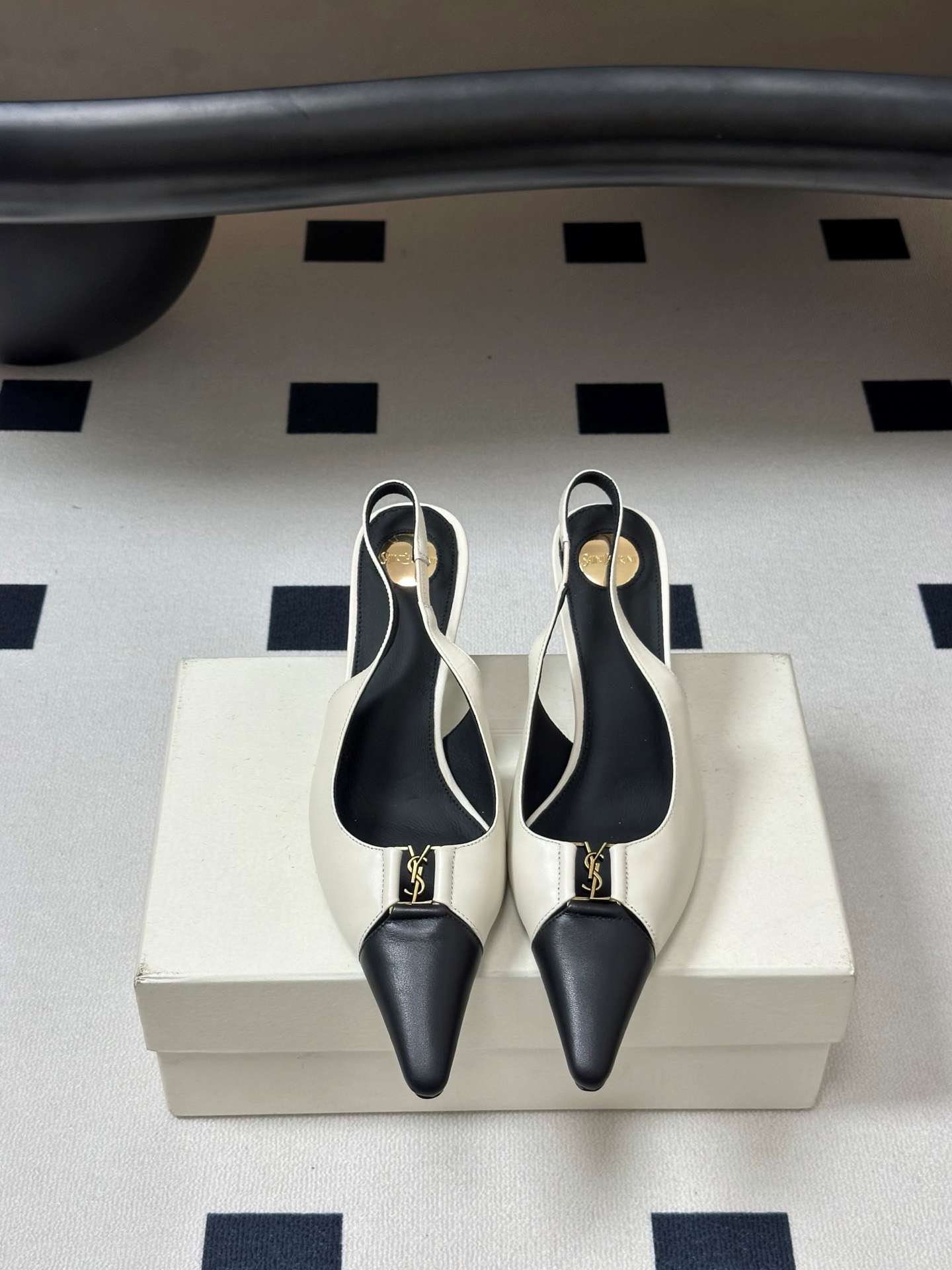 생로랑(SAINT LAURENT) YSL 메탈 로고 캡토 슬링백 펌프스 신발