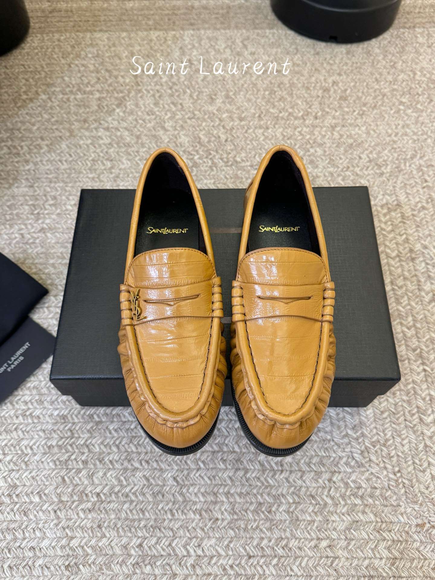 생로랑(SAINT LAURENT) 카프 레더 페니 로퍼 신발