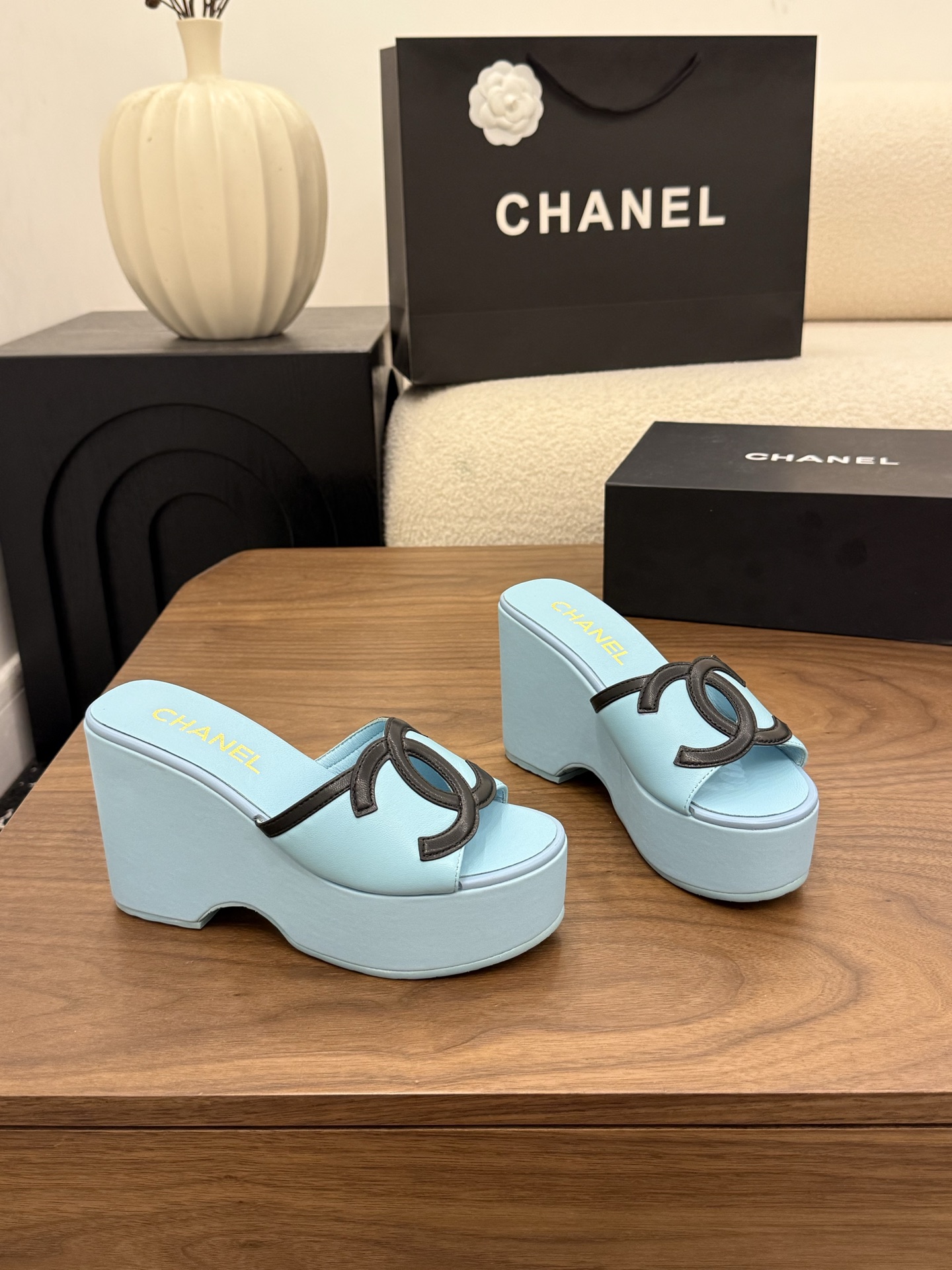 샤넬(CHANEL) 로고 플랫폼 웨지 슬리퍼 신발