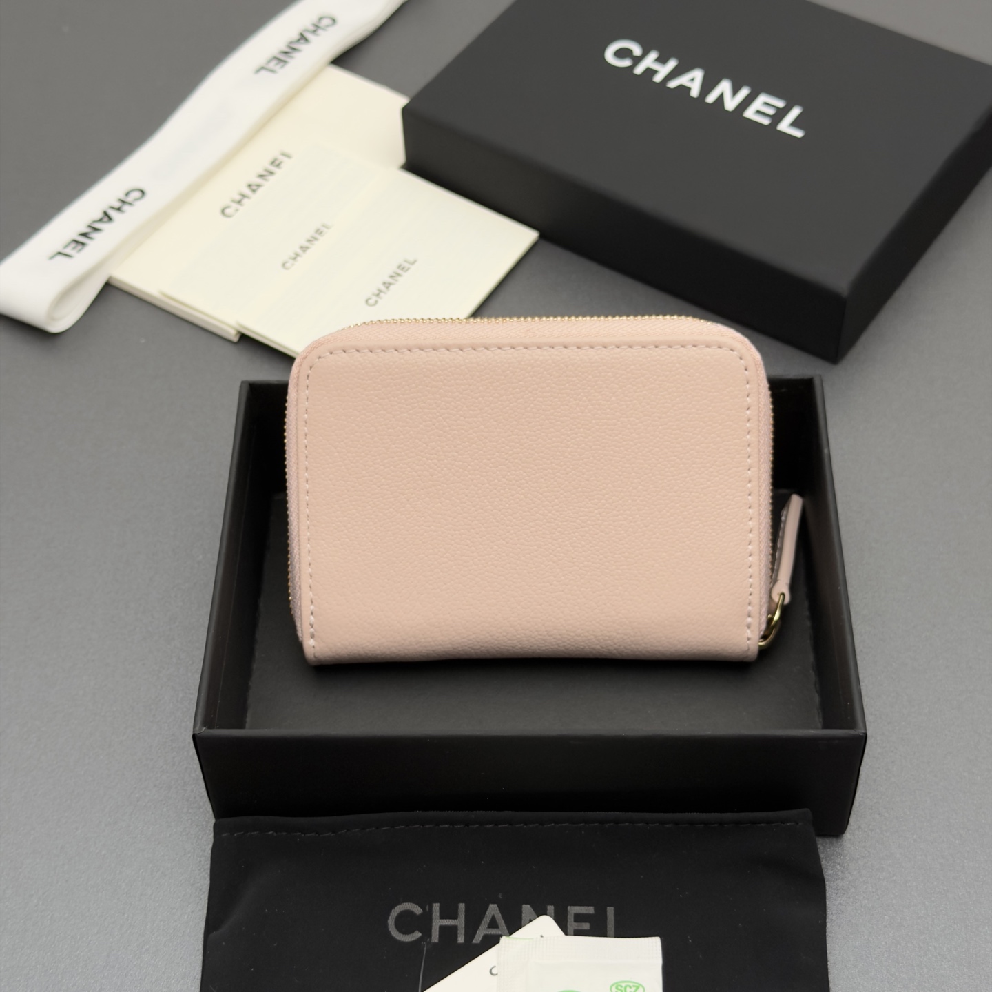 [Chanel] 샤넬 메탈 로고 지퍼 카드 지갑