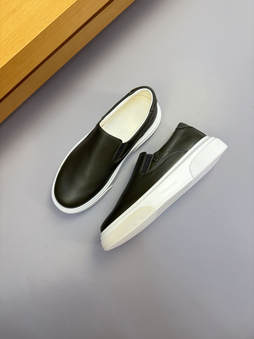 [Salvatore Ferragamo] 페라가모 프리미엄 슈링크 레더 미니멀 슬립온 스니커즈 신발