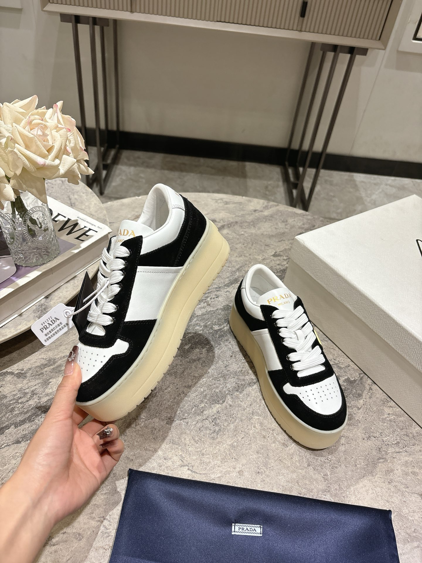 프라다(PRADA) 삼각 로고 플랫폼 스니커즈 신발