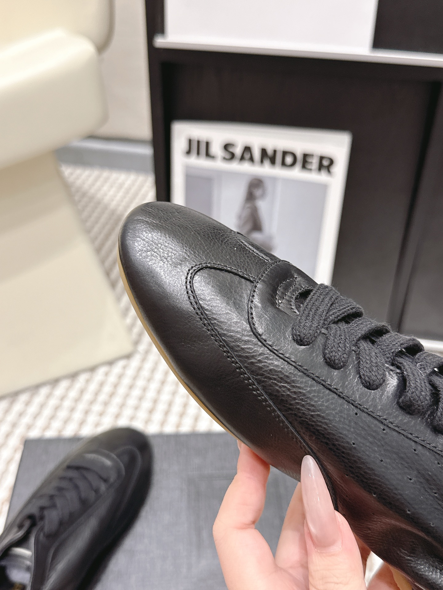 생로랑(SAINT LAURENT) 펀칭 레더 독일군 스니커즈 신발