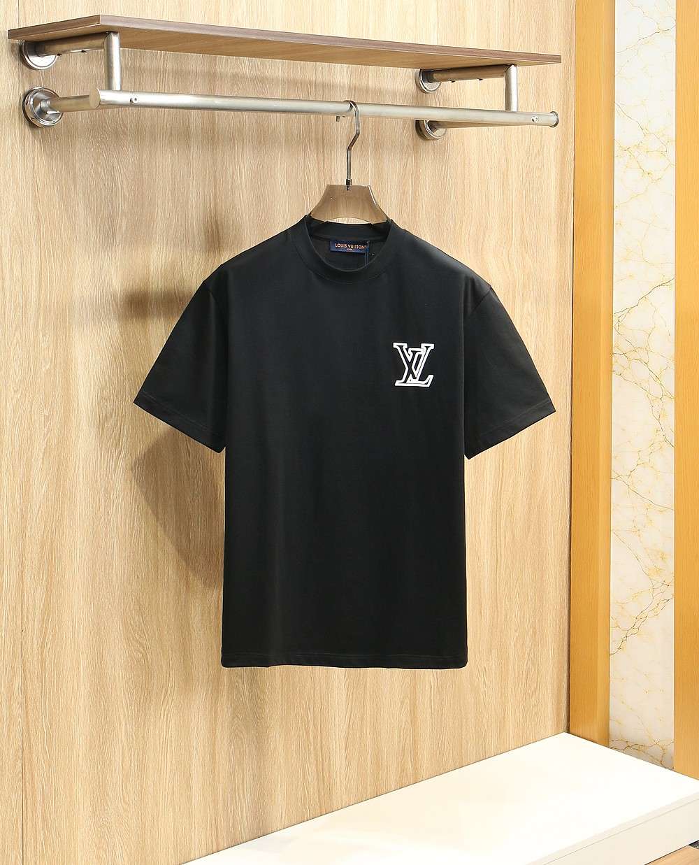 루이비통(LV) 핸드라이팅 모노그램 로고 반팔 티셔츠 상의 의류