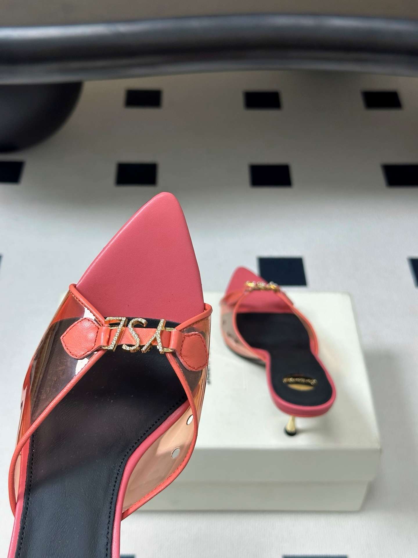 생로랑(SAINT LAURENT) 라인스톤 포인티드토 힐 신발