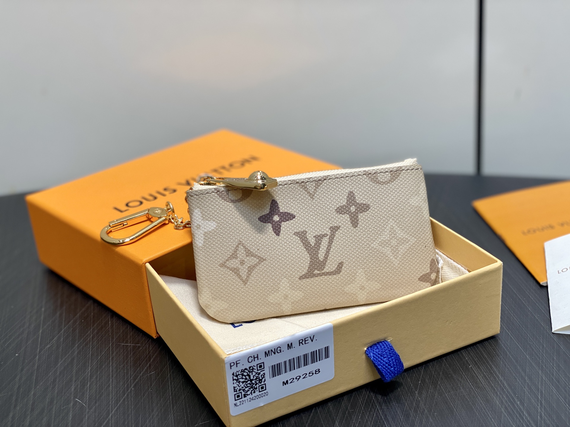 [Louis Vuitton] LV 루이비통 모노그램 서플러스 포쉐트 클레 (에이프리콧 그레이) 지갑