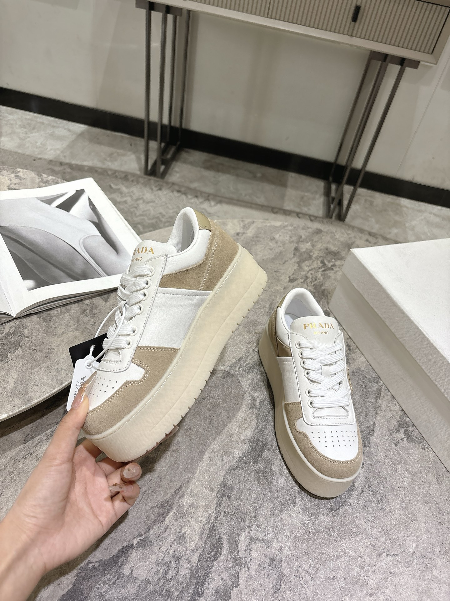 프라다(PRADA) 삼각 로고 플랫폼 스니커즈 신발