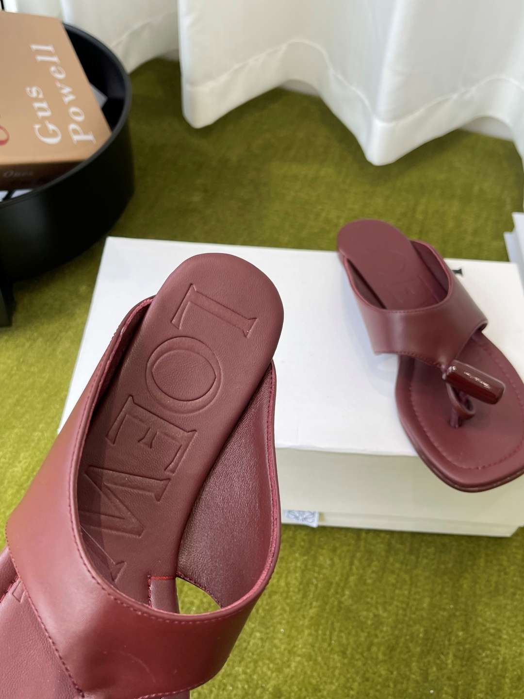 로에베(LOEWE) 토글 장식 토포스트 쪼리 스리퍼 신발