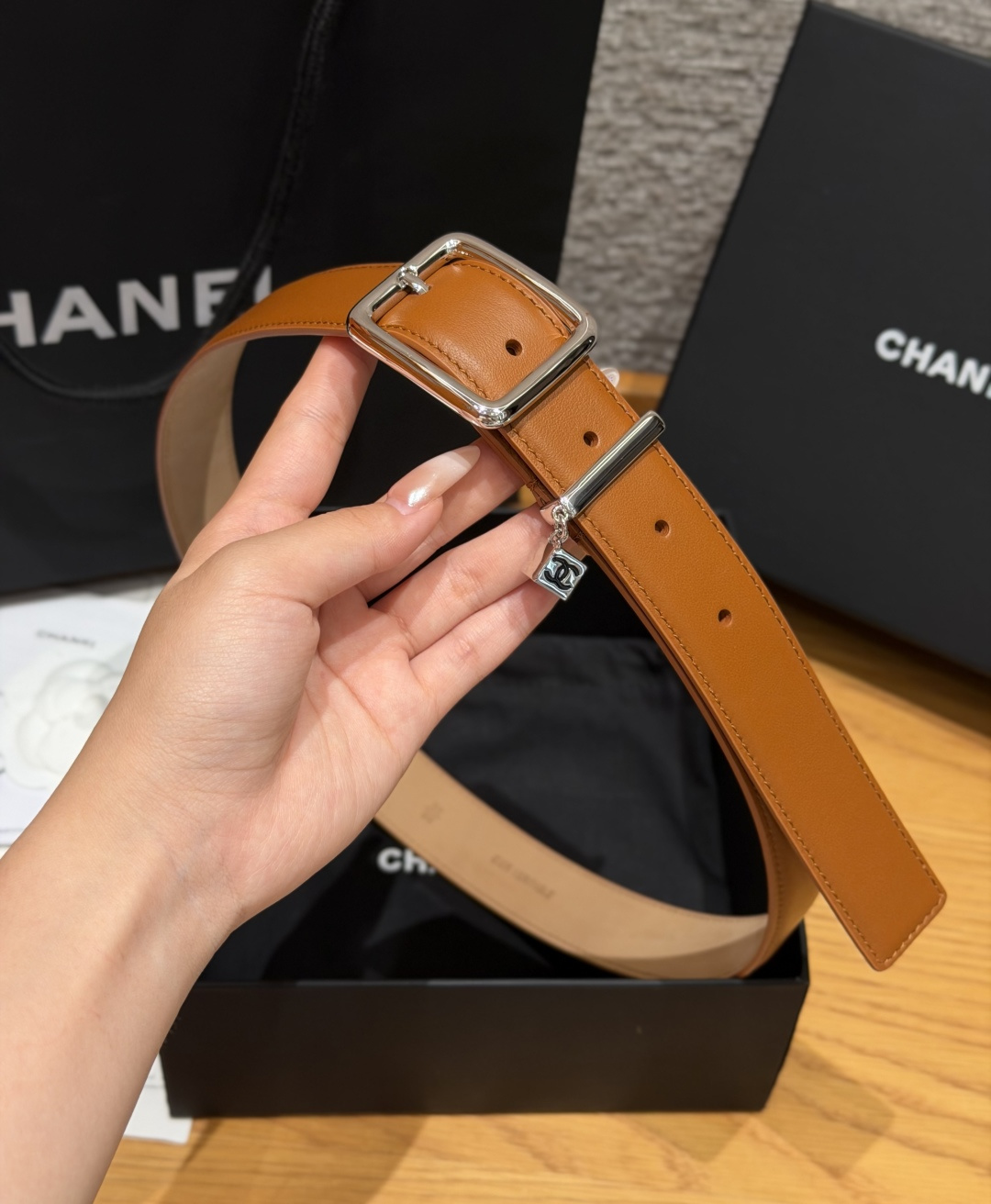 샤넬(CHANEL) 카프스킨 글로시 핀 실버 버클 벨트