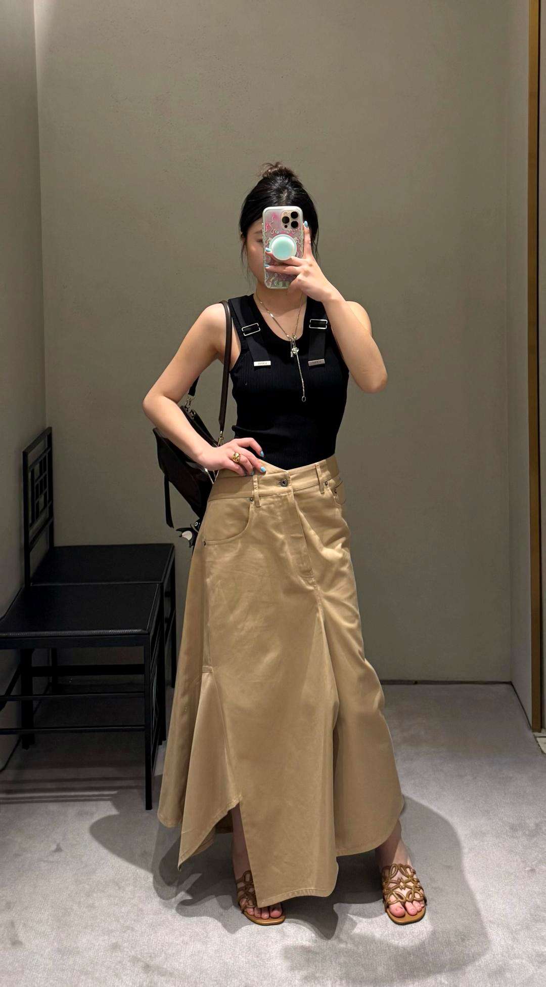 로에베(LOEWE) 버클 스트랩 리브 슬리브리스 탑 상의 의류