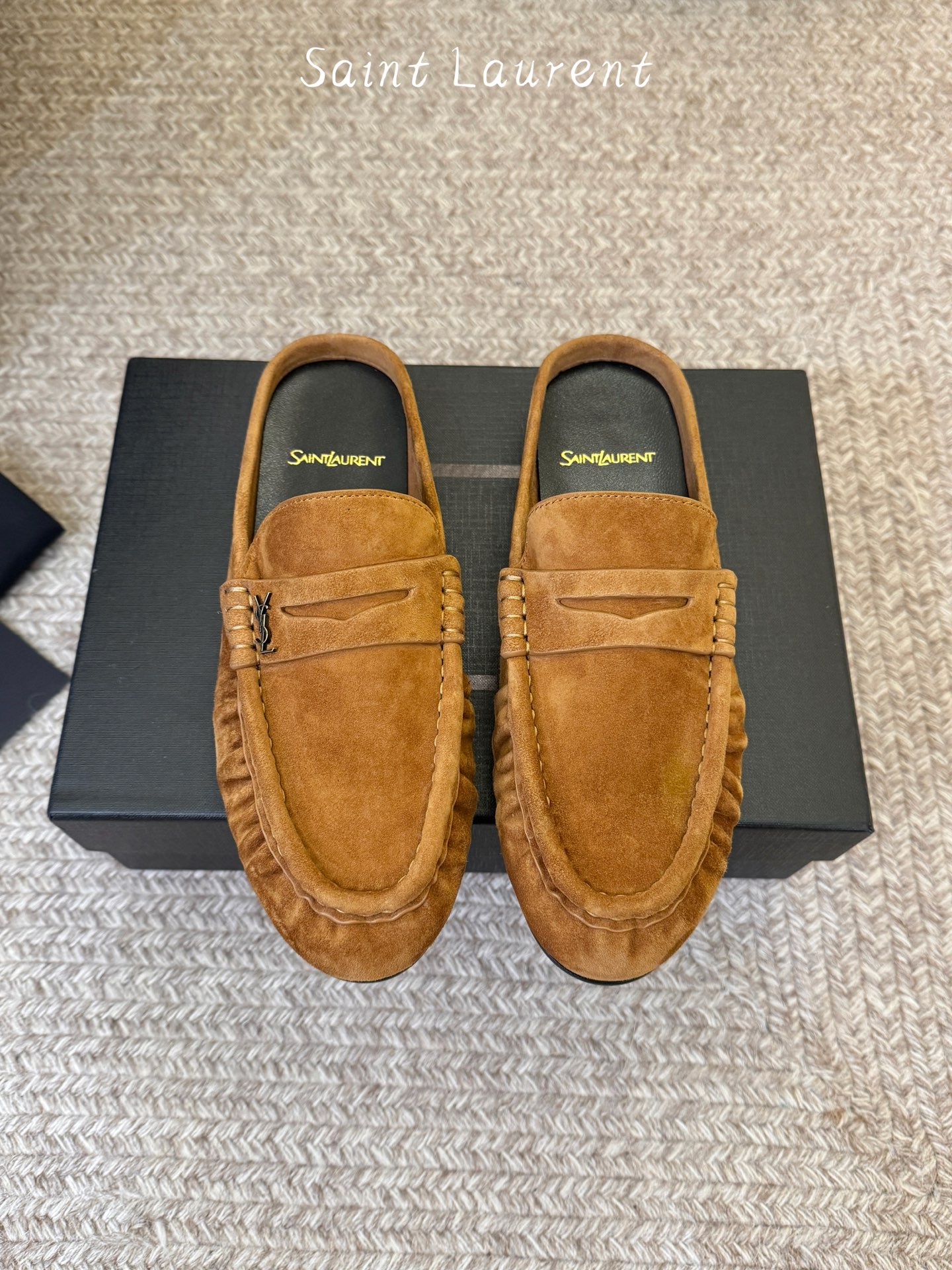 생로랑(SAINT LAURENT) 스웨이드 페니 백리스 로퍼 신발