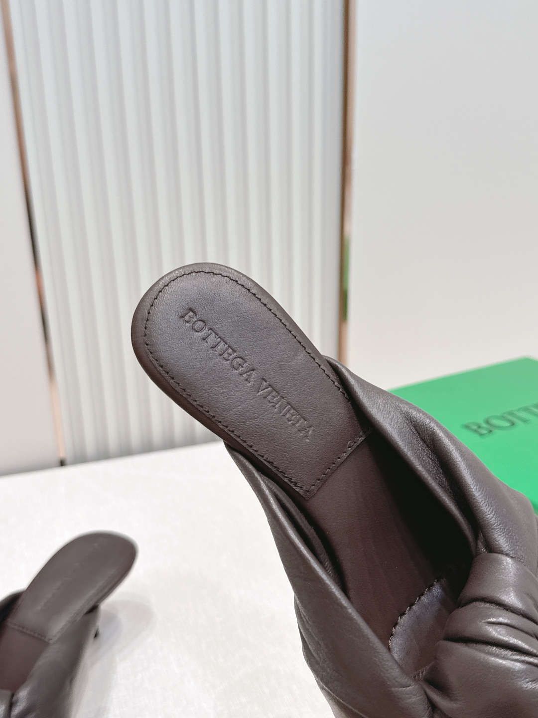 보테가 베네타(BOTTEGA VENETA) 체리 트위스트 뮬 힐 신발