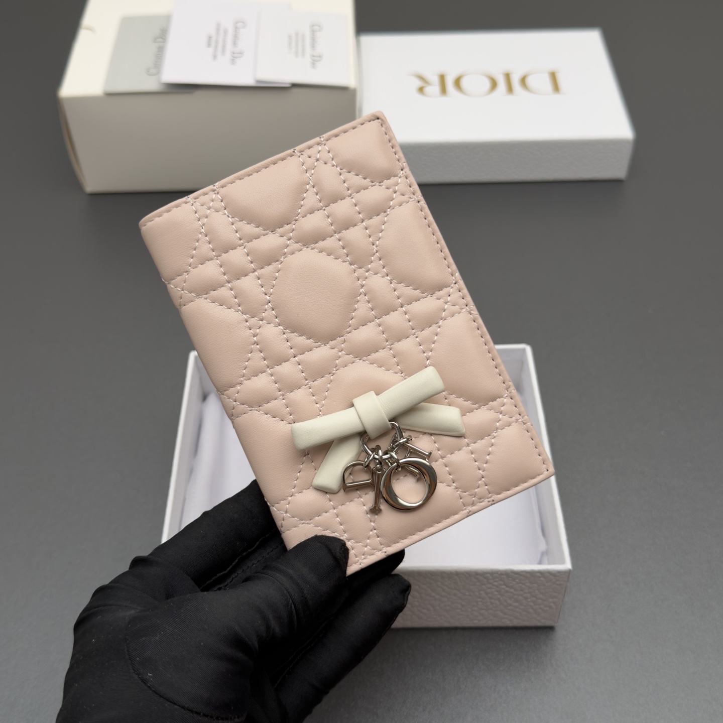[Dior] 디올 Lady 레이디 까나쥬 램스킨 패스포트 홀더 지갑 / S2626