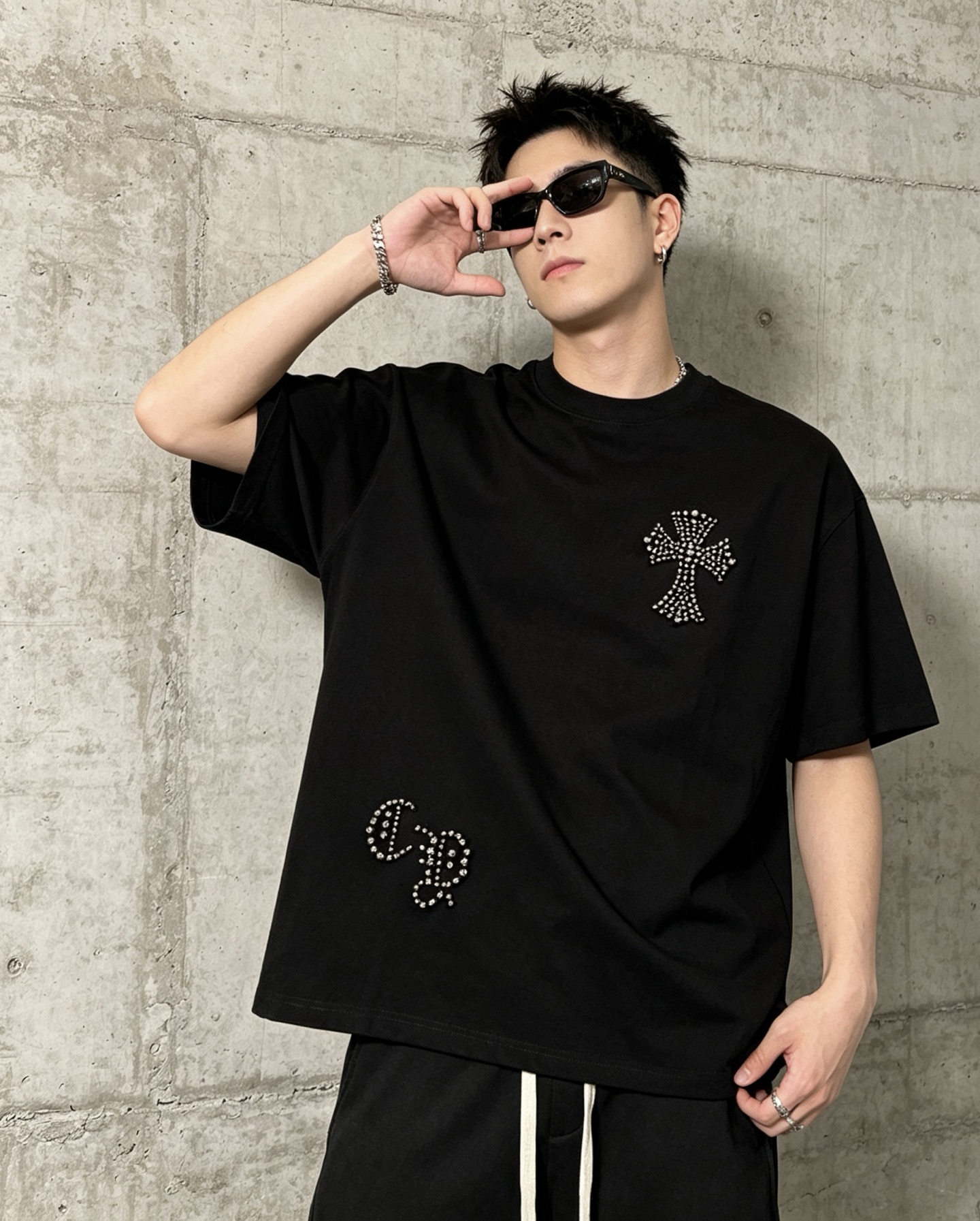 크롬하츠(CHROME HEARTS) 십자가 스터드 반팔 티셔츠 의류