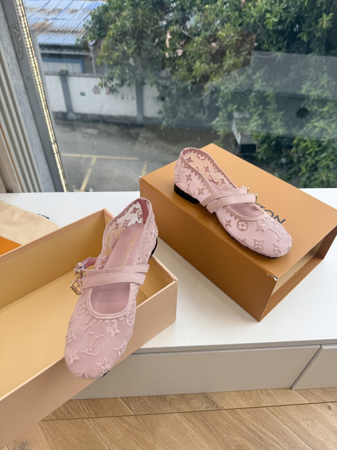 루이비통(LV) 무라카미 체리 메쉬 샌들 신발